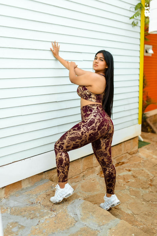 Conjunto deportivo de dos piezas con estampado de serpiente en color granate y dorado
